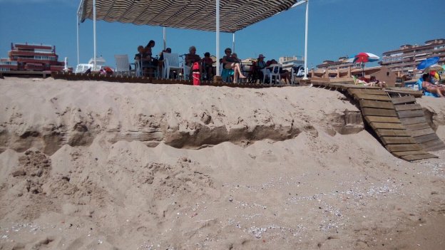 Playa accesible de Tavernes, con un metro de desnivel. 