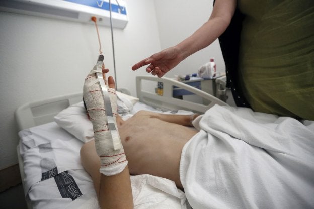 La víctima del atropello, con su brazo vendado tras una operación, ayer en el Hospital Doctor Peset de Valencia. 
