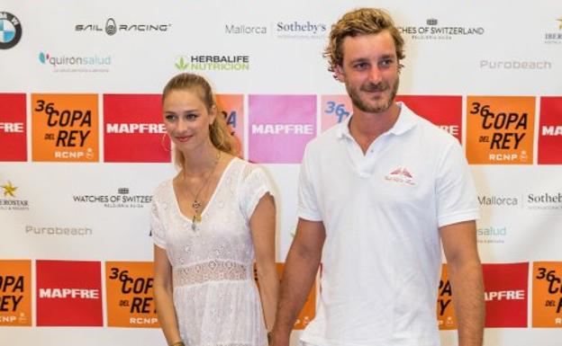 La pareja derrochó simpatía durante toda su estancia en la isla. Abajo, la Reina Sofía, a bordo de la 'Somni', sigue una etapa de la Copa de Vela. 