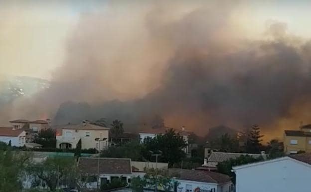Un incendio forestal obliga a desalojar doce viviendas en Dénia