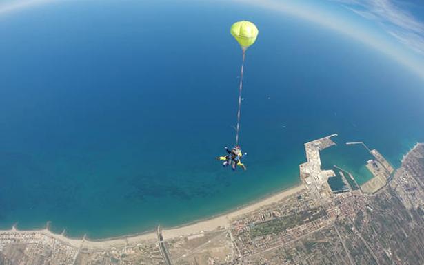 Salto tándem en paracaídas en SkyTime Castellón. 