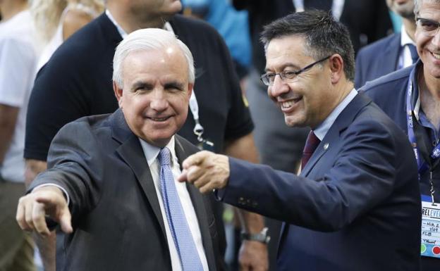 Josep Maria Bartomeu (d), en el Camp Nou. 