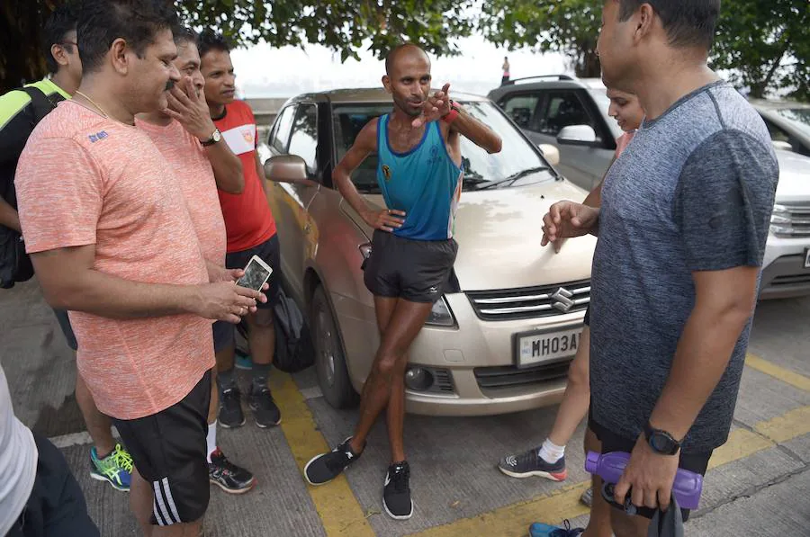 A sus 44 años, Singh ha emprendido el reto de hacer 10.000 kilómetros en 100 días con tan solo sus piernas, ropa que le han donado pro el camino y laddus (un dulce con mucha carga nutritiva) que le enviaba su madre. 