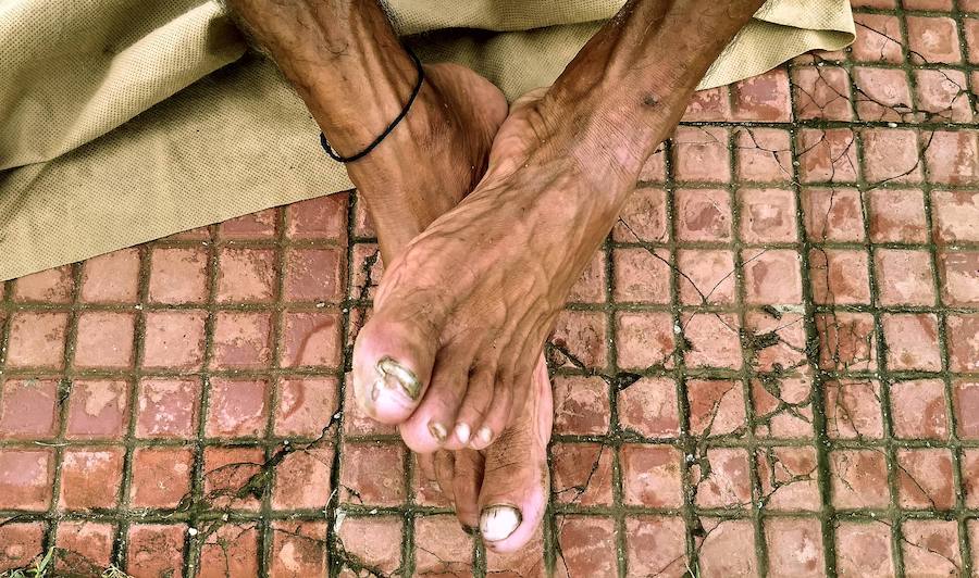 A sus 44 años, Singh ha emprendido el reto de hacer 10.000 kilómetros en 100 días con tan solo sus piernas, ropa que le han donado pro el camino y laddus (un dulce con mucha carga nutritiva) que le enviaba su madre. 