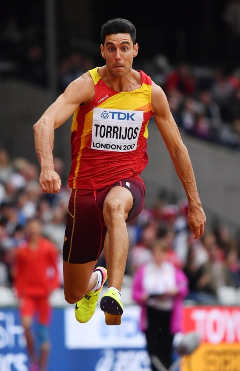 Pablo Torrijos realiza uno de sus saltos de la competición de ayer. 