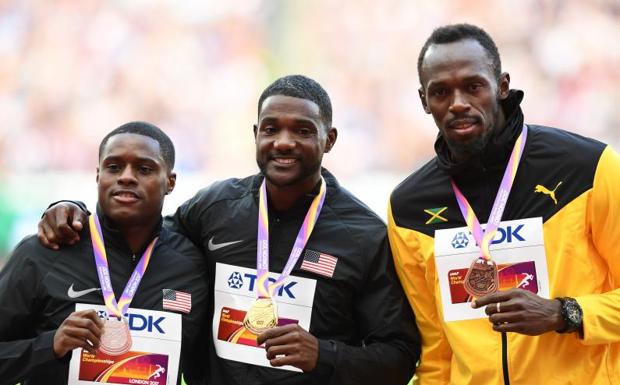 Justin Gatlin (c), con Usain Bolt a su izquierda. 