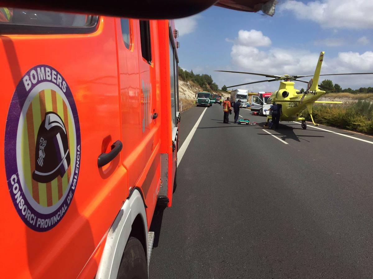 Tres personas han sido excarceladas por bomberos del Consorcio Provincial, tras sufrir un accidente en la A-35 a la altura de Moixent.