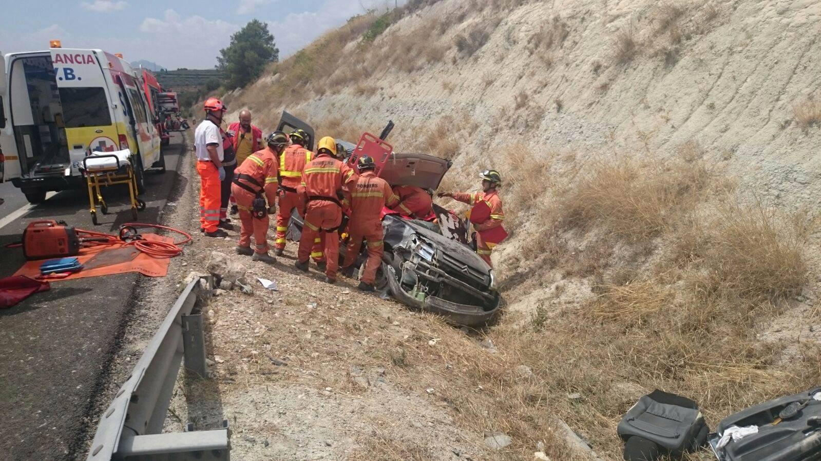 Tres personas han sido excarceladas por bomberos del Consorcio Provincial, tras sufrir un accidente en la A-35 a la altura de Moixent.