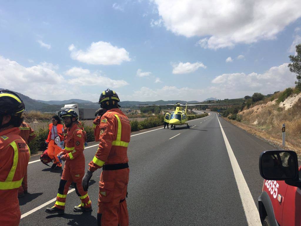 Tres personas han sido excarceladas por bomberos del Consorcio Provincial, tras sufrir un accidente en la A-35 a la altura de Moixent.