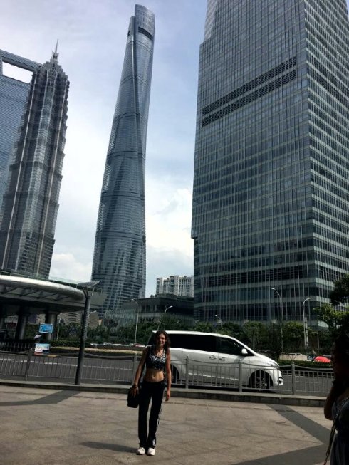 Vértigo. A mi espalda, la torre de Shanghái, el edificio más alto de China. 