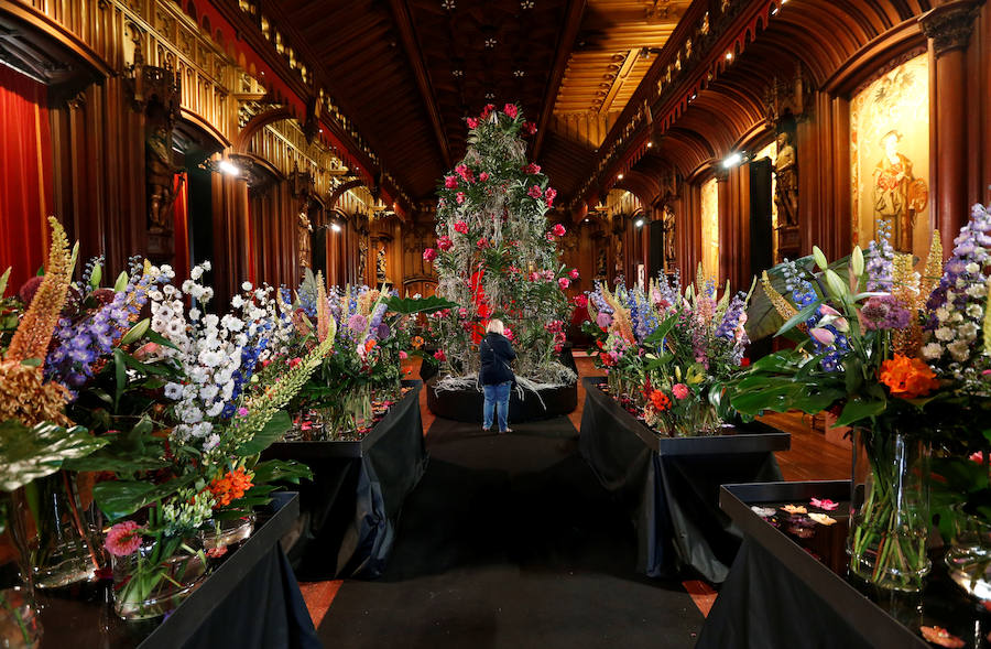 Una exposición floral que incluye frutas y verduras inserta en el evento "Flowertime" en la Grand Place de Bruselas, Bélgica