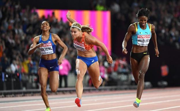 Dafne Schippers cruza victoriosa la meta. 