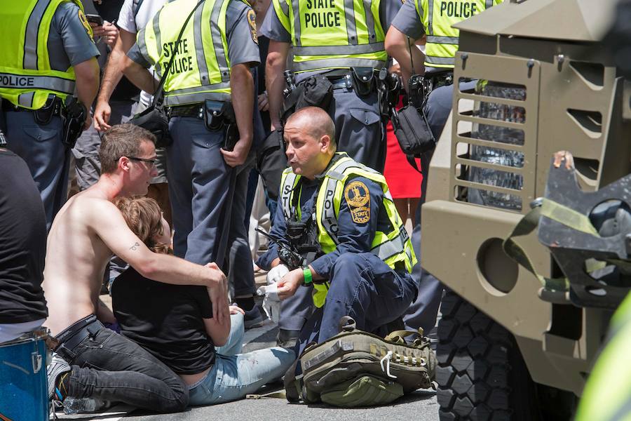 Violentas refriegas se registraron este sábado entre militantes antirracistas y grupúsculos de la extrema derecha estadounidense reunidos en Charlottesville, en Virginia, obligando al gobernador del Estado a declarar el estado de emergencia y a la policía a prohibir la manifestación.