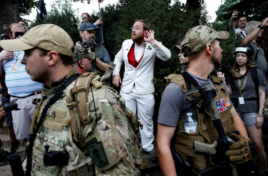 Violentas refriegas se registraron este sábado entre militantes antirracistas y grupúsculos de la extrema derecha estadounidense reunidos en Charlottesville, en Virginia, obligando al gobernador del Estado a declarar el estado de emergencia y a la policía a prohibir la manifestación.