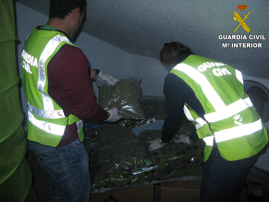 La Guardia Civil detiene a ocho personas y desarticula una organización criminal dedicada al tráfico internacional de drogas.