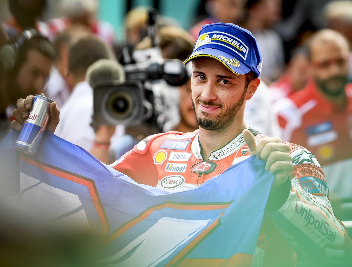 Dovizioso con una bandera de su dorsal. 