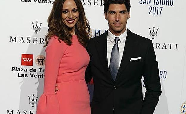 El torero Cayetano Rivera y su mujer Eva Gónzalez posan a su llegada a la gala de la Feria de San Isidro 2017. 
