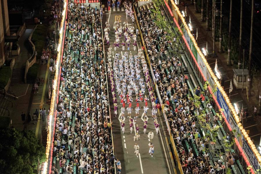  Shikoku acoge en agosto el festival de baile más popular de Japón. Durante sus cuatro días de duración, sus calles se llenan de bailarines y curiosos, alcanzando la cifra de los 1,2 millones de personas.