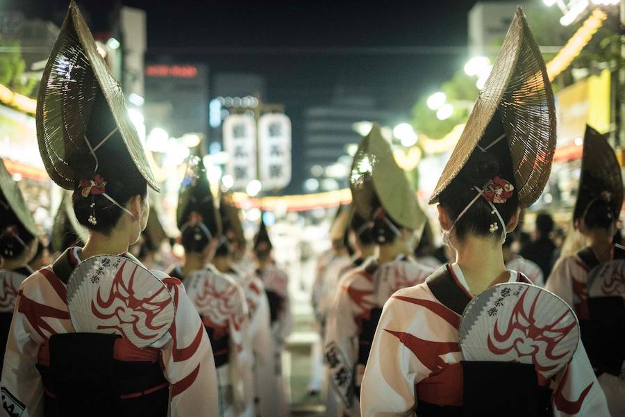  Shikoku acoge en agosto el festival de baile más popular de Japón. Durante sus cuatro días de duración, sus calles se llenan de bailarines y curiosos, alcanzando la cifra de los 1,2 millones de personas.