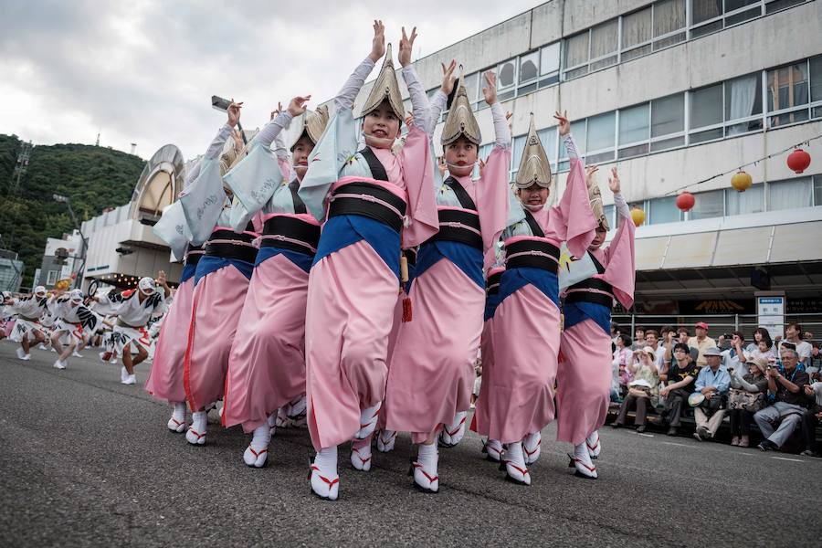  Shikoku acoge en agosto el festival de baile más popular de Japón. Durante sus cuatro días de duración, sus calles se llenan de bailarines y curiosos, alcanzando la cifra de los 1,2 millones de personas.
