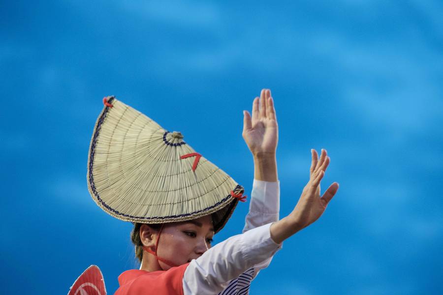  Shikoku acoge en agosto el festival de baile más popular de Japón. Durante sus cuatro días de duración, sus calles se llenan de bailarines y curiosos, alcanzando la cifra de los 1,2 millones de personas.