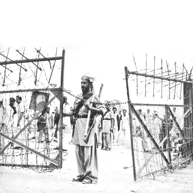 Prisioneros. Musulmanes encerrados en un campo de concentración indio esperan su traslado a Pakistán. 