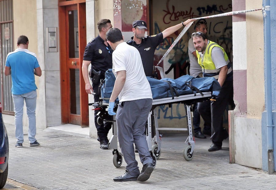 Fotos de la investigación policial y del entierro del hombre asesinado en un garaje en Patraix