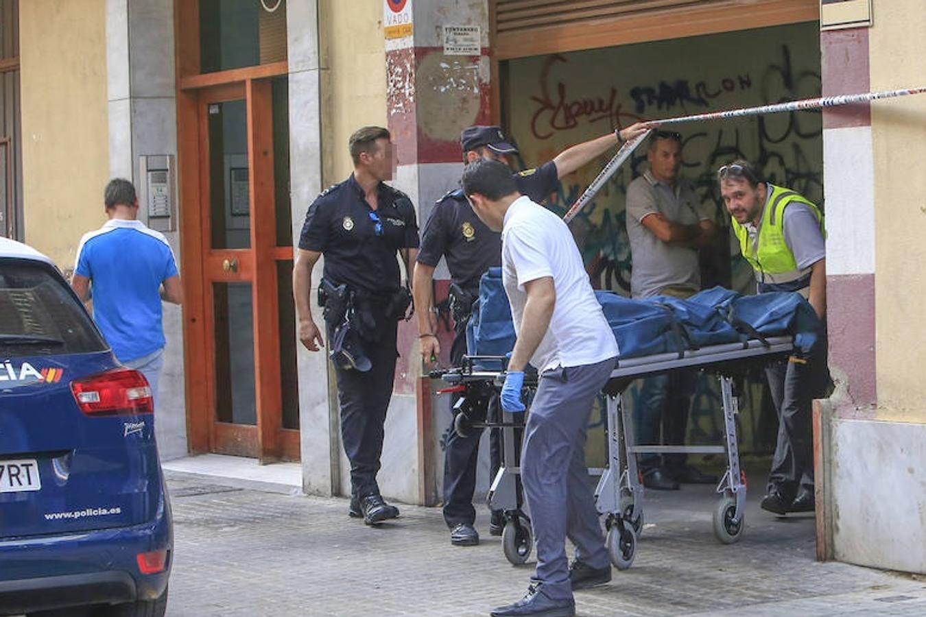 Fotos de la investigación policial y del entierro del hombre asesinado en un garaje en Patraix