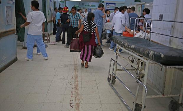 Manchas de sangre en el suelo de la sala de emergencias del Hospital Roosevelt. 