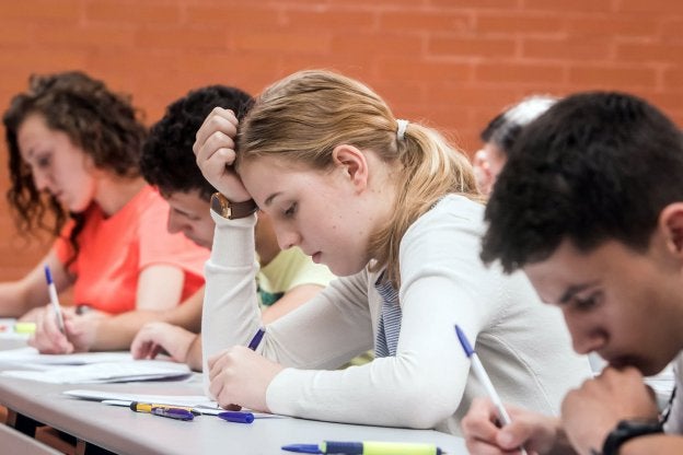 Alumnos valencianos realizando uno de los exámenes de la Selectividad en la Universitat de València. 