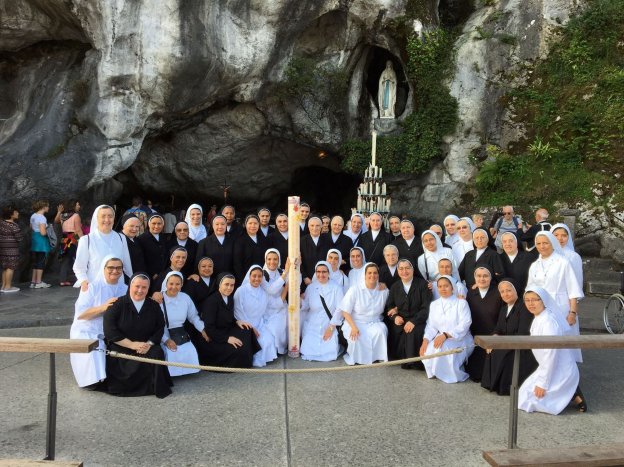 La congregación en su visita a Lourdes. 
