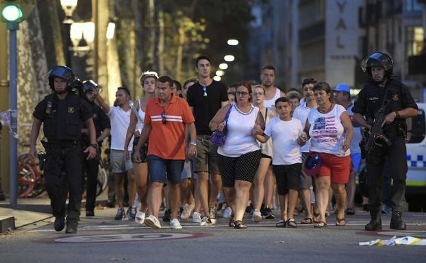 Varios viandantes son evacuados tras el atentado. 