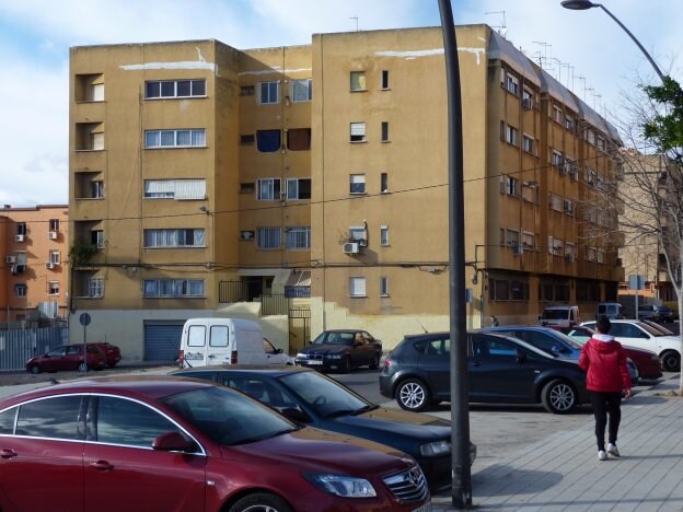 Un joven camina frente al edificio conocido como Finca Amarilla en Paterna. 