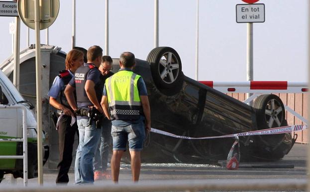 Los Mossos d´Esquadra junto a un coche en Cambrils (Tarragona).