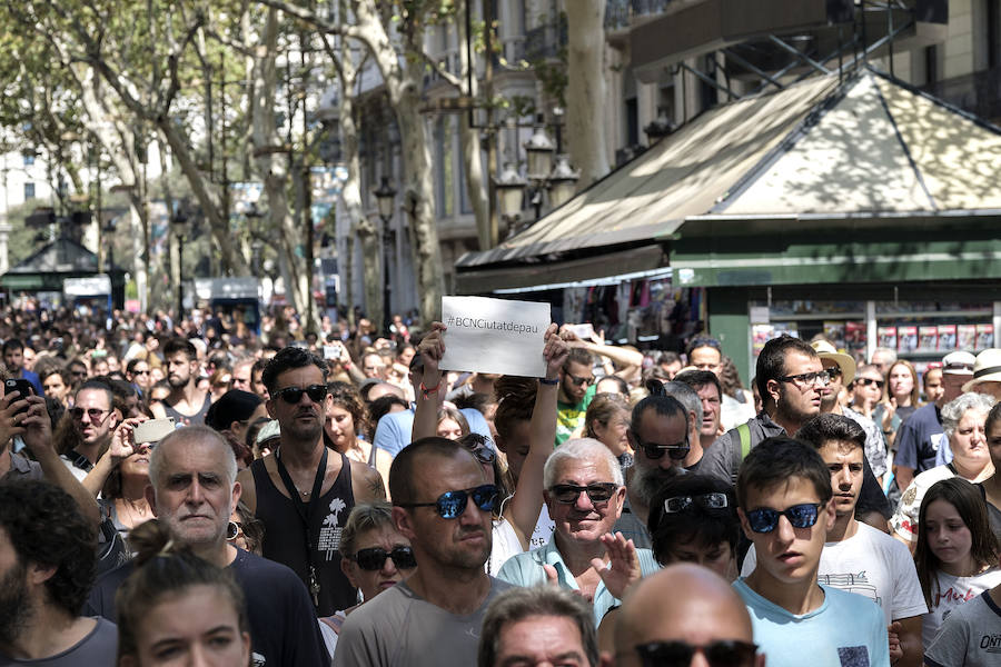 Centenares de personas se concentran en Barcelona para rechazar el atentado terrorista.