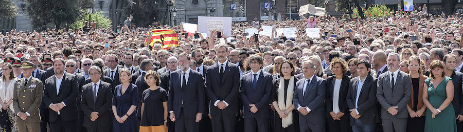 Centenares de personas se concentran en Barcelona para rechazar el atentado terrorista.