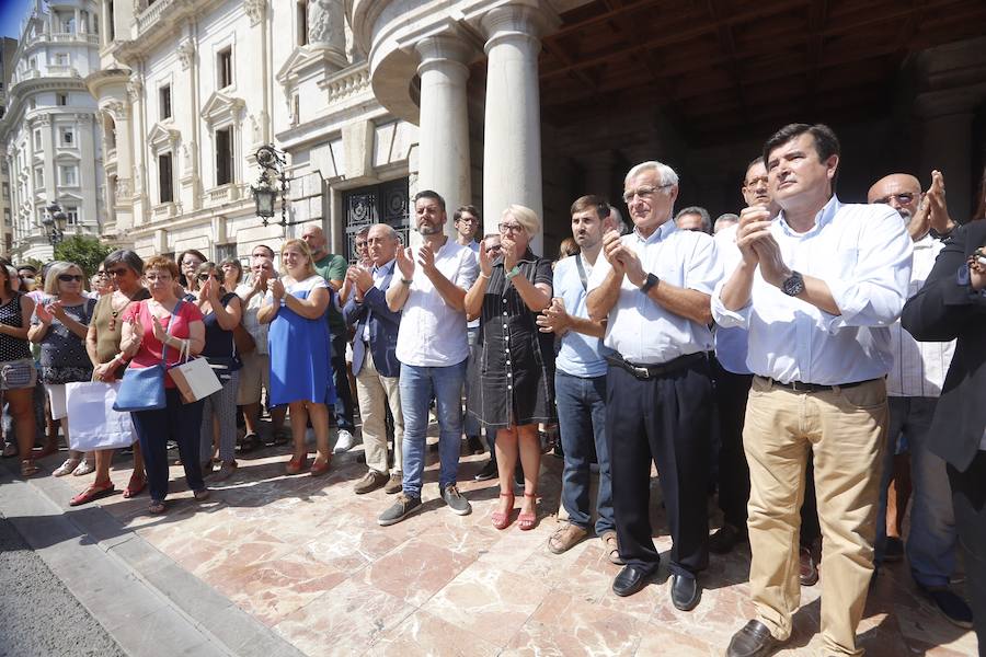 Fotos del minuto de silencio en Valencia en memoria de las víctimas de los atentados de Barcelona y Cambrils