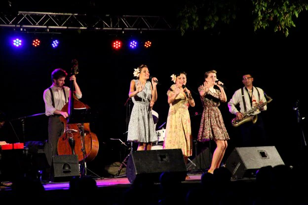 Dómisol Sisters en la actuación en Torrecremada. 