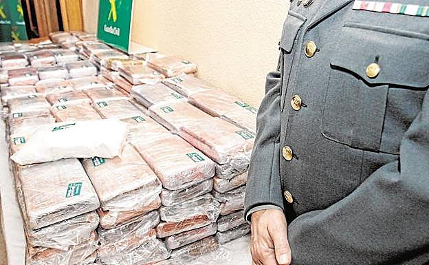 Un guardia civil custodia un alijo de cocaína. 