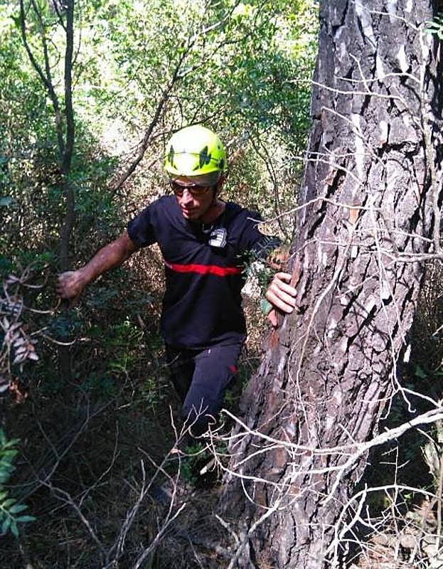 Uno de los ciclistas rescatados en Enguera.