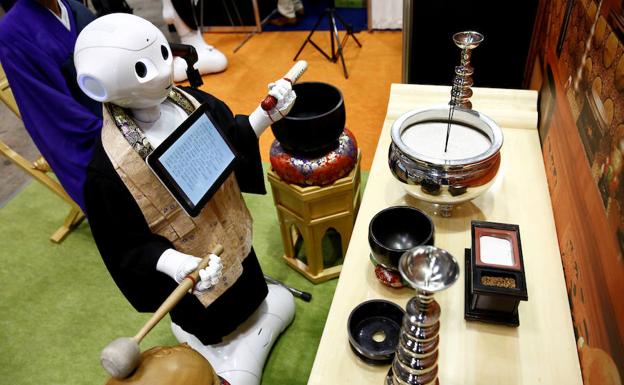 Robot sacerdote durante la Life Ending Industry EXPO 2017.