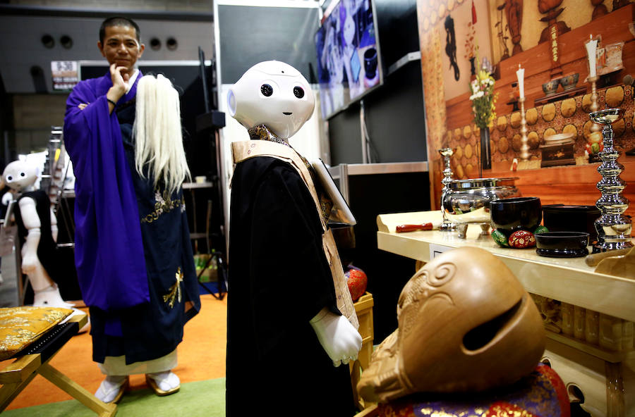 Fotos de un robot sacerdote en Japón
