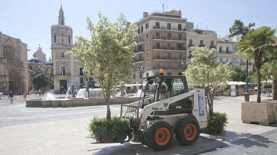 Fotos de la instalación de maceteros contra ataques terroristas