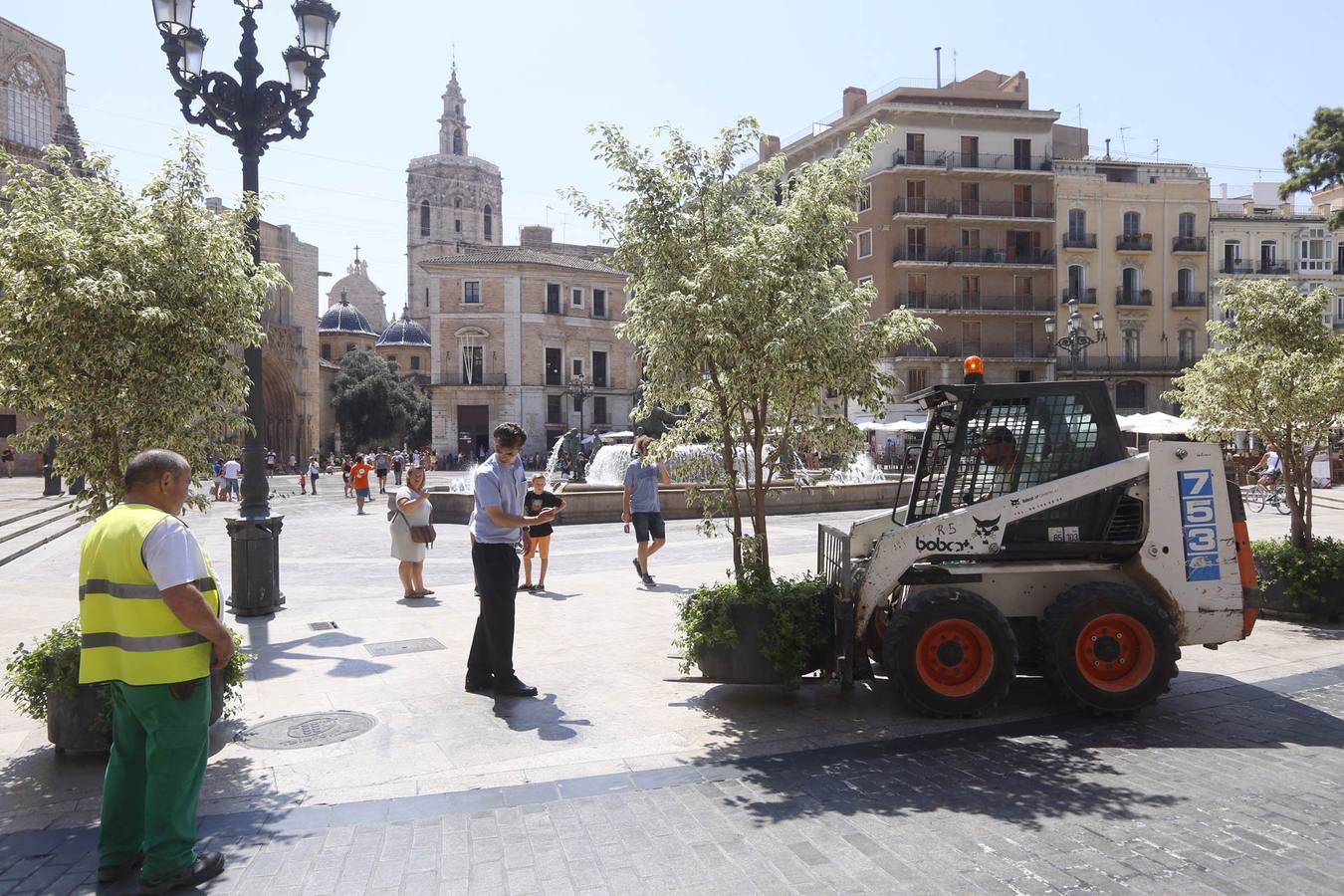 Fotos de la instalación de maceteros contra ataques terroristas