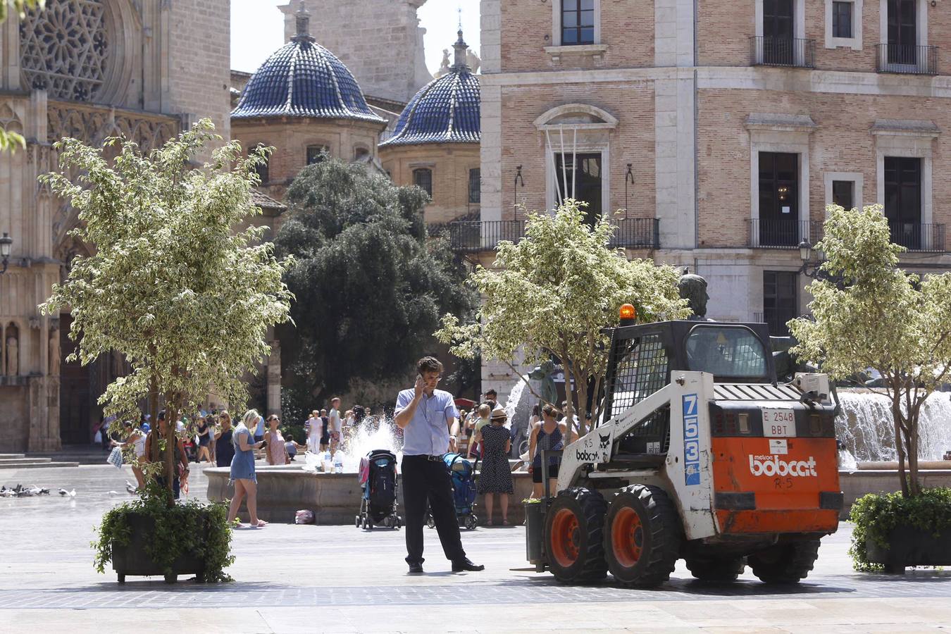 Fotos de la instalación de maceteros contra ataques terroristas