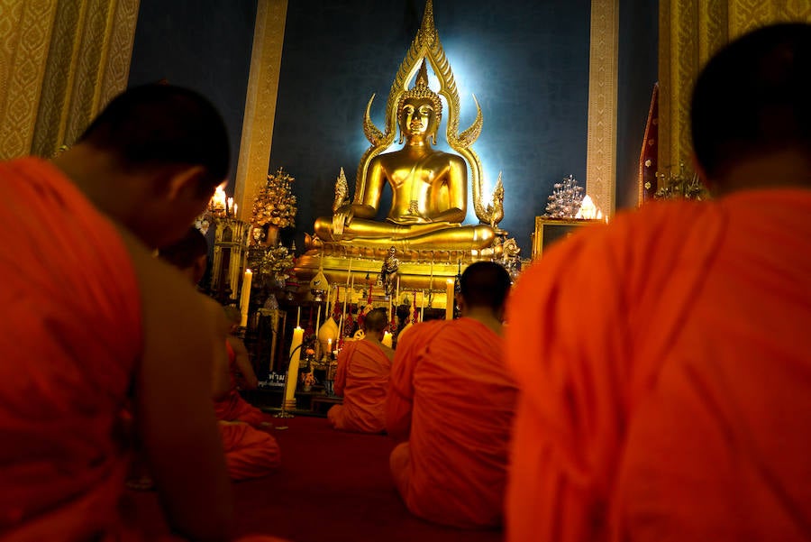 Fotos de la arraigada tradición budista en Bangkok