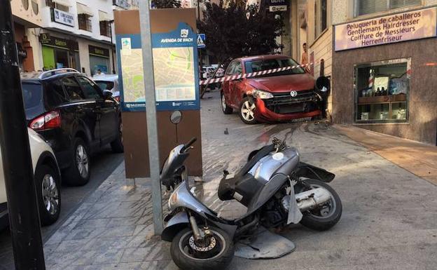 Susto en Calp al chocar un coche con varios vehículos y subirse a la acera en una céntrica avenida