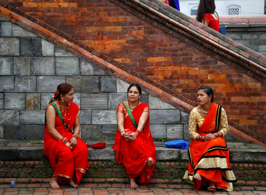 Mujeres cantan y bailan en las premisas del templo de Pashupatinath durante el festival de Teej en Katmandu, Nepal