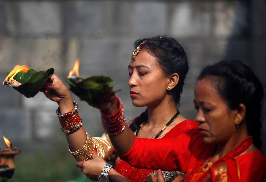 Mujeres cantan y bailan en las premisas del templo de Pashupatinath durante el festival de Teej en Katmandu, Nepal