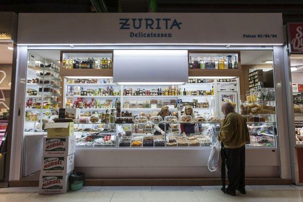 Un hombre hace la compra en un comercio de la ciudad de Valencia. 